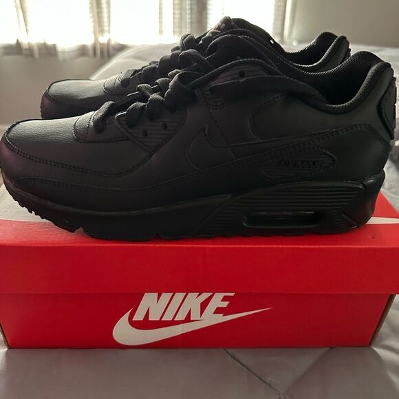 Nike Kids Black Sneakers. 7Y - Picture 2 of 5